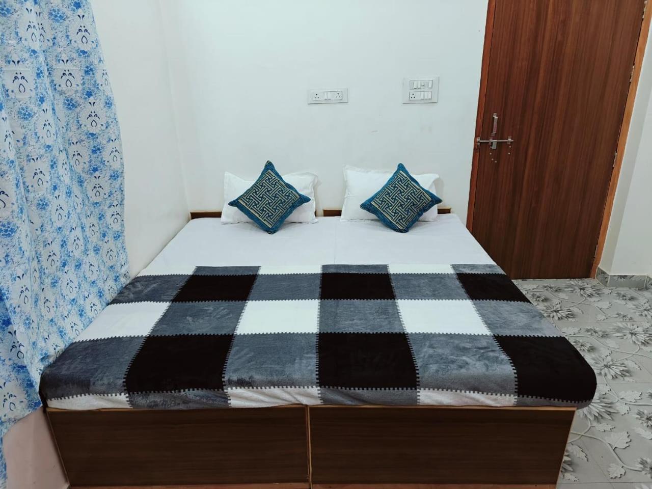 Awadh - Free Pickup From Dham Railway Station Homestay