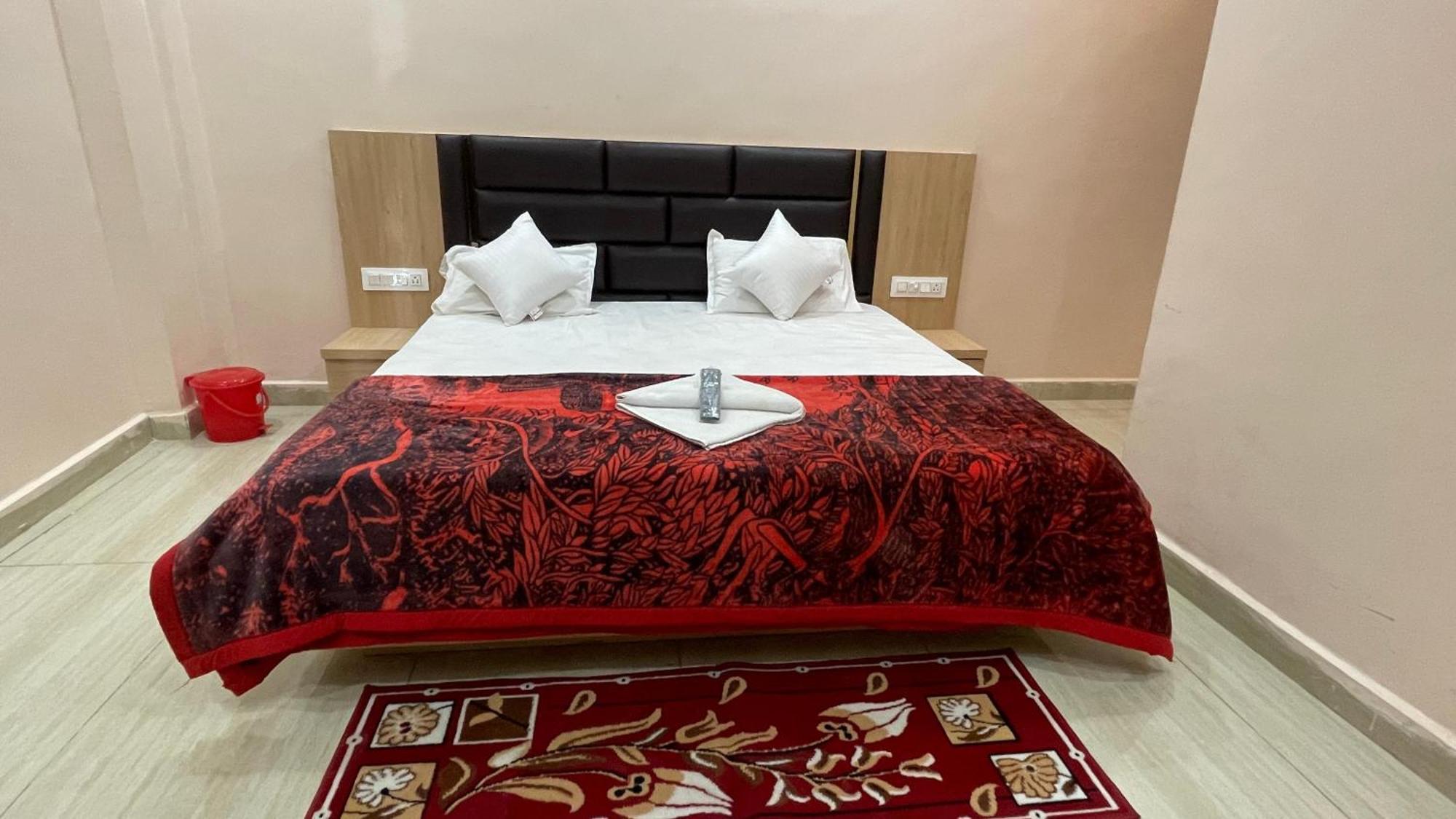 Awadh - Free Pickup From Dham Railway Station Homestay