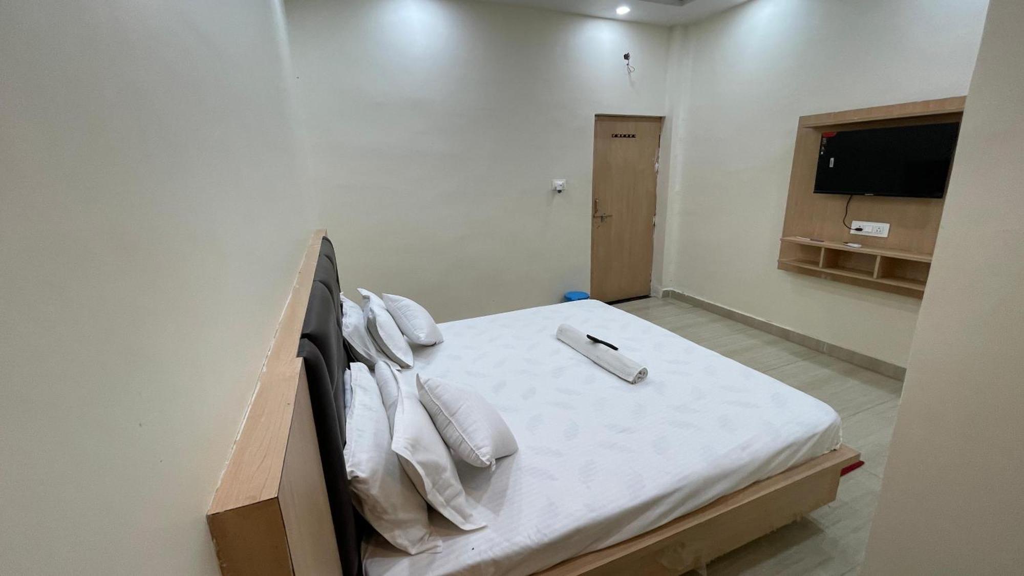 Homestay Awadh - Free Pickup From Dham Railway Station *